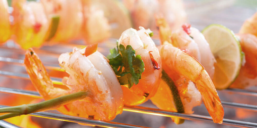 Shrimps am Spieß auf dem Grill 